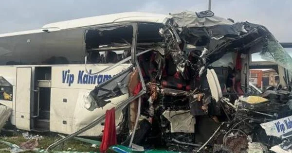 Türkiyədə tələbələri daşıyan avtobus qəzaya uğrayıb, 19 nəfər xəsarət alıb