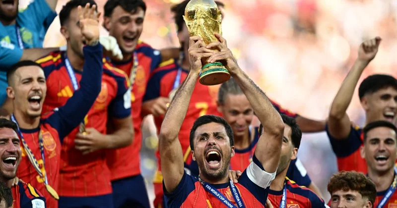 Çempion İspaniya təltif olundu