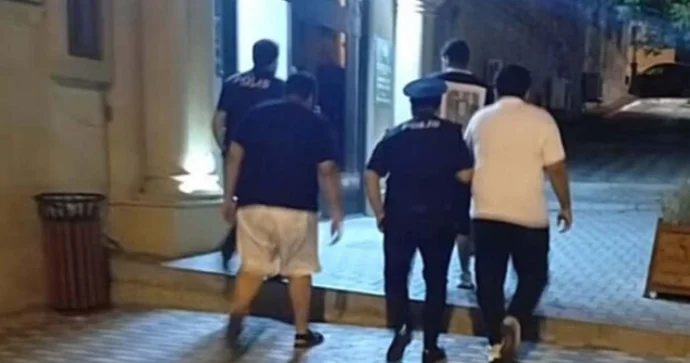 Şəhidlər xiyabanında qeyri etik hərəkətlər edən turistlər 5 il həbs edilə bilər HÜQUQŞÜNAS FOTO
