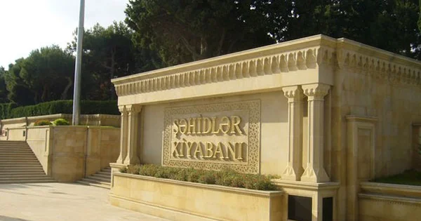 Şəhidlər Xiyabanına şortla girmək qadağan edilsin! Deputatdan TƏKLİF