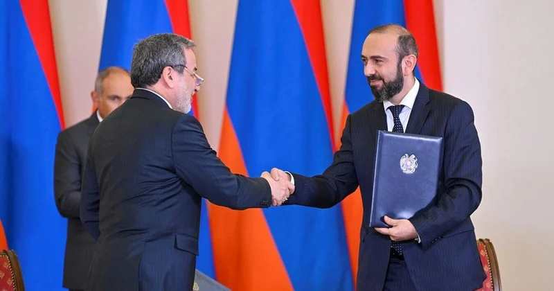 Mirzoyan iranlı həmkarı ilə görüşdü