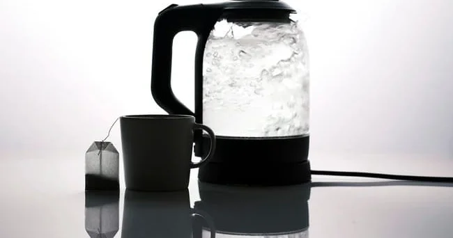 Kettle ... Elektrikli çaydanda qaynadılmış su içmək insanın fiziki sağlamlığına necə təsir edir? Video