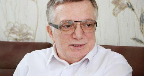 Atamın telefon dəftəri İsfəndiyar Vahabzadə yazır