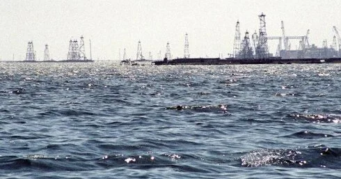 Xəzər dənizində peyda olan böyük qara ləkə nədir? AÇIQLAMA