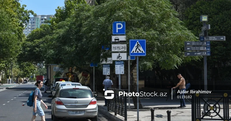 Baxımsız qalan, ağacların arxasında itən YOL NİŞANLARINDAN FOTOREPORTAJ