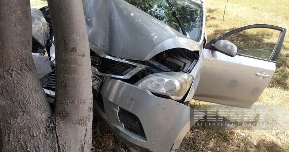 Maşın ağaca çırpıldı: Ölən var KONKRET