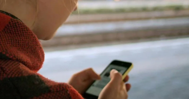 Bu ölkədə şagirdlərə telefon QADAĞASI
