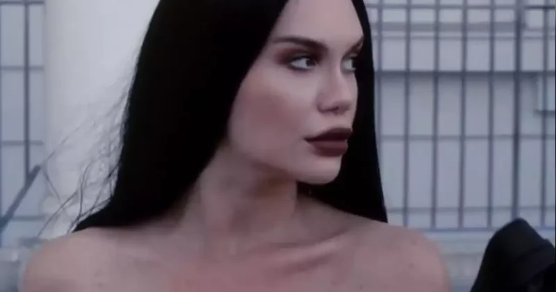 Apruza Morticia Addams obrazında