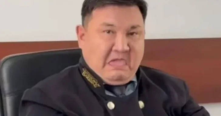 Шок в зале суда: казахстанский судья показал язык журналистам