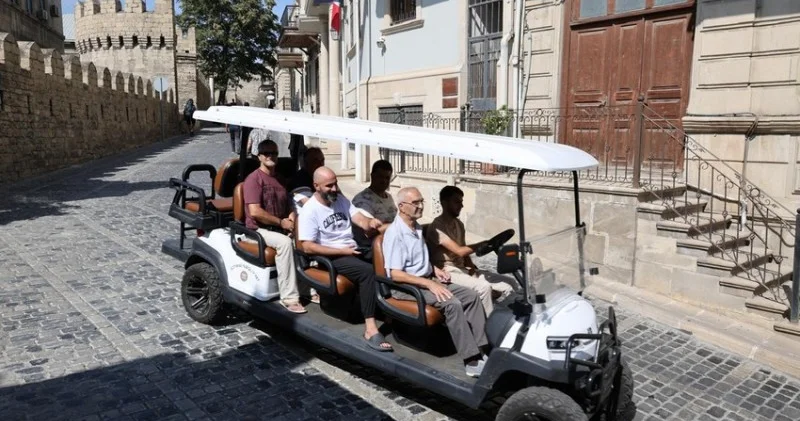 İçərişəhərdə səyahət avtobusları fəaliyyətə başladı