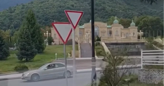 Şəhərin mərkəzi küçəsində bu yol nişanları sürücülərin diqqətini yayındırır VİDEO