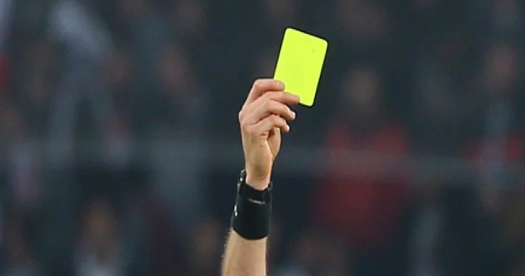 Rus dilində danışan futbolçuya sarı vərəqə verildi