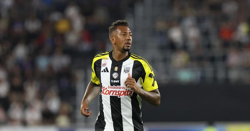 Dünya çempionu LASK ı tərk edib