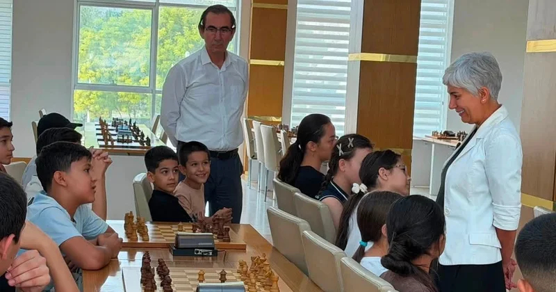 Şahmat üzrə dünya çempionu Aşqabadda “ustad dərsi” keçib FOTO