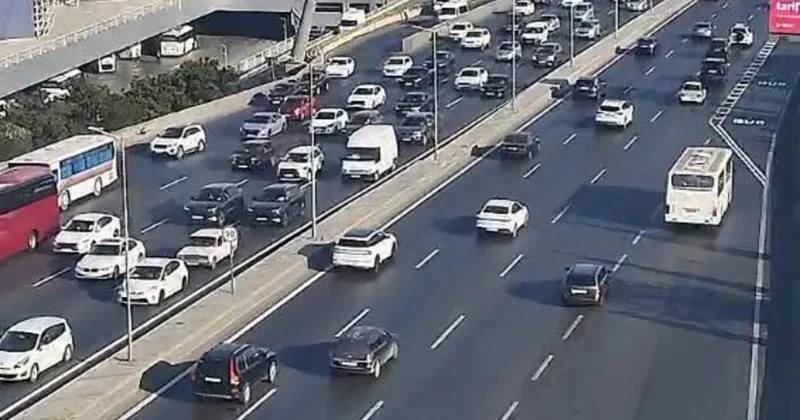 В Баку в трех направлениях наблюдается плотный транспортный поток
