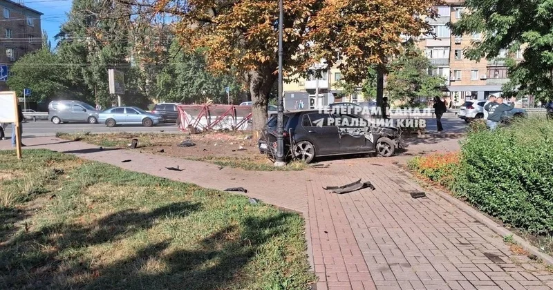 Автомобиль влетел в остановку с людьми в Киеве: есть погибшие