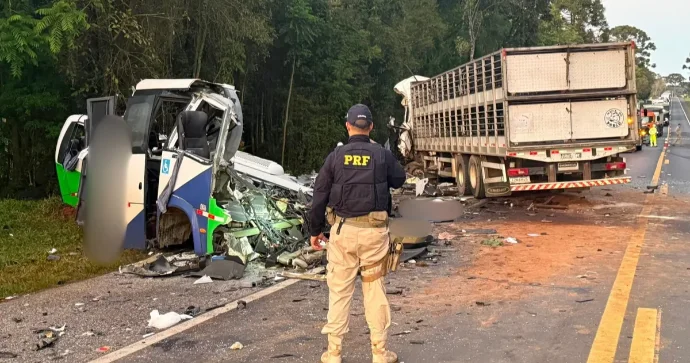 Braziliyada mikroavtobus və yük maşını toqquşdu: Azı 22 nəfər öldü