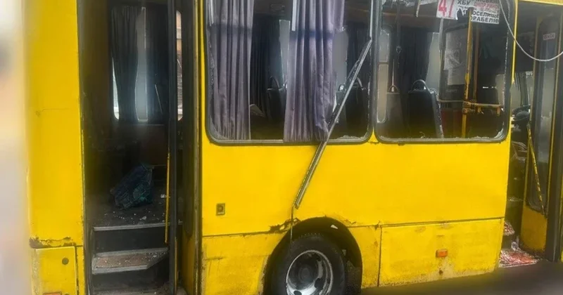 Rusiya Xersonda avtobusu dronla vurub: 4 nəfər ölüb, 5 yaralı var FOTO