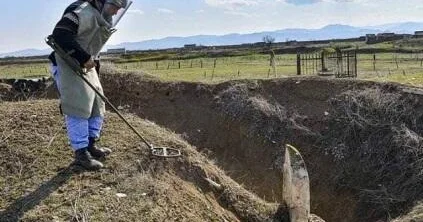 Ağdamda qəbir qazılan zaman hərbi sursat aşkarlandı Foto