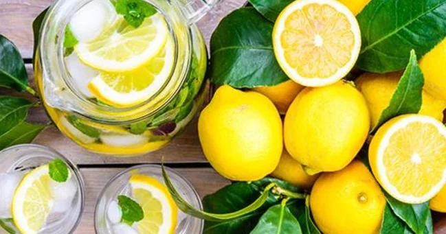 Gündəlik limonlu su içdikdə nə olur?