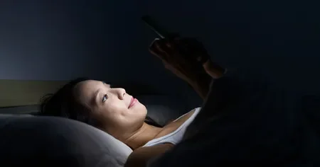 Yatmazdan əvvəl telefonla oynayanların DİQQƏTİNƏ!