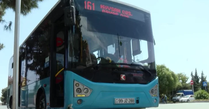 На скорости 60 км/ч с открытыми дверями: опасный рейс автобуса в Баку