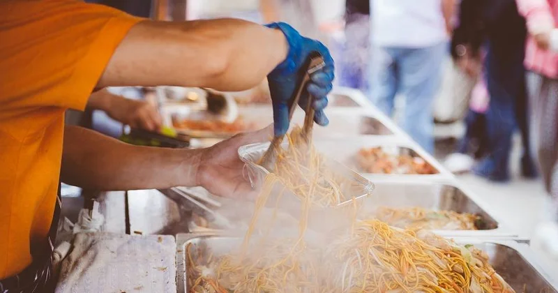 İsti havada küçə yeməkləri nə qədər təhlükəlidir? AÇIQLAMA