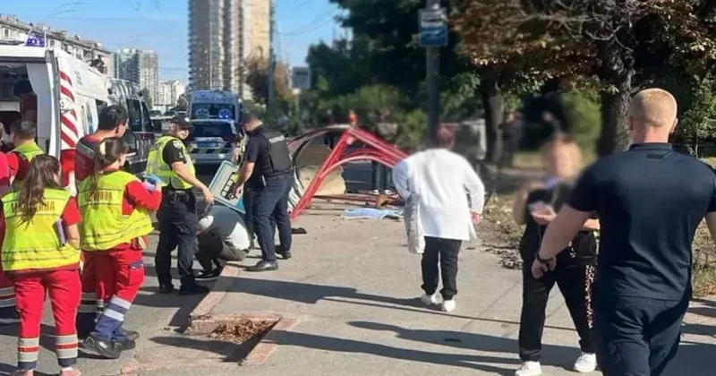 Kiyevdə avtomobil dayanacağa çırpılıb, ölən və yaralananlar var