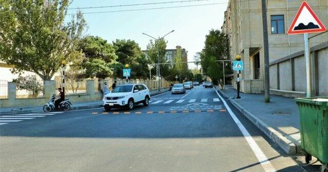 Bu yolda nişan var, zolaq yoxdur: sürücülər yol vermir Video