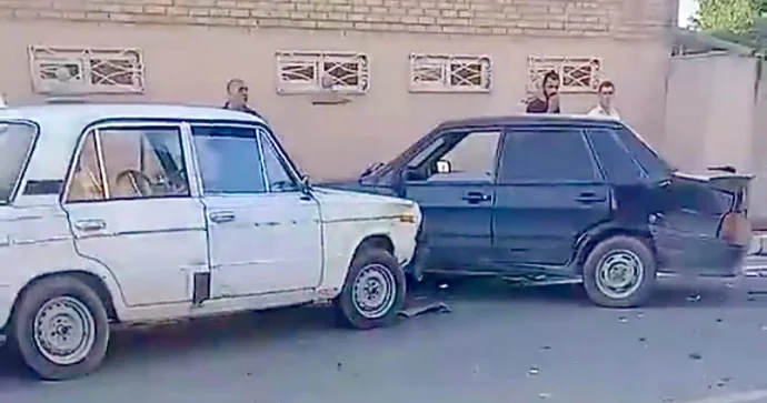 Üç maşın toqquşdu: “Hyundai” səkiyə çıxıb divara çırpıldı VİDEO