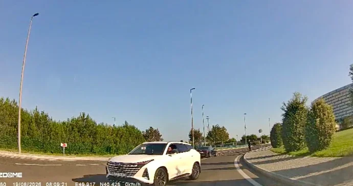 “Changan” əks yola çıxdı, skuter sürücüsü də ondan geri qalmadı VİDEO