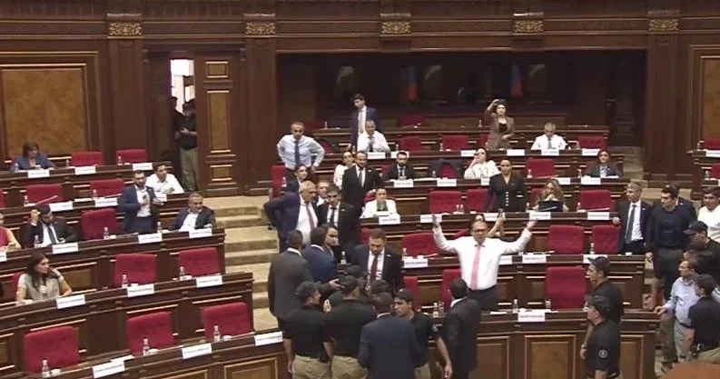 Ermənistan parlamentində gərginlik: Deputat zaldan qovuldu VİDEO