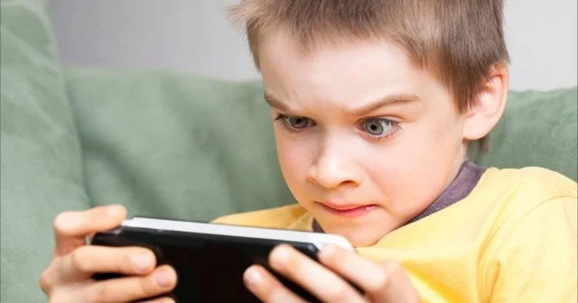 Telefon uşağın həyatında nəyi əvəz edir?
