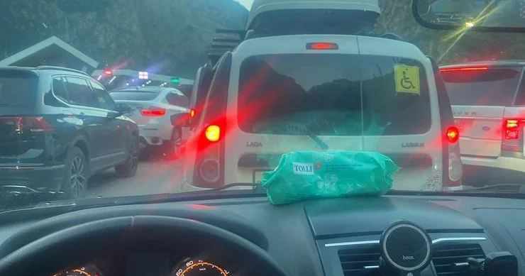 24 saatda 20 mindən çox şəxs ölkəni tərk etdi: Sərhəddə səfərbərlik tıxacı FOTOLAR