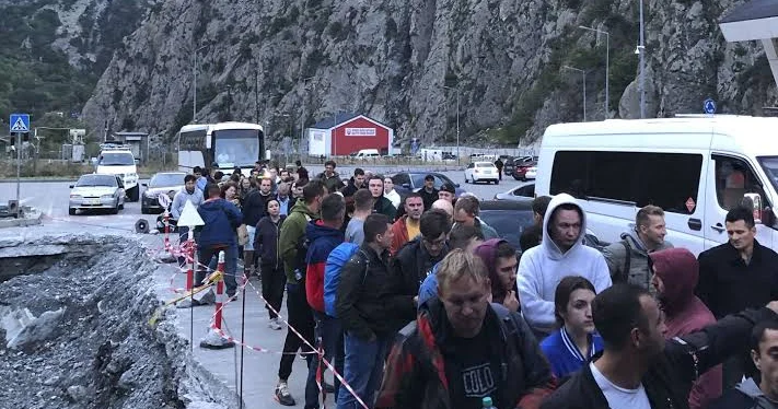 20 min insan bir anda ölkəsini tərk etdi SƏBƏB