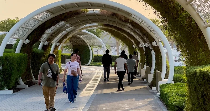 Temperaturun 46 dərəcəyə çatdığı ölkədə küçələr kondisionerlərlə soyudulur