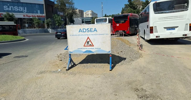 Şəhərin mərkəzində kanalizasiya sızması: Binanın qarşısını su basıb FOTOLAR