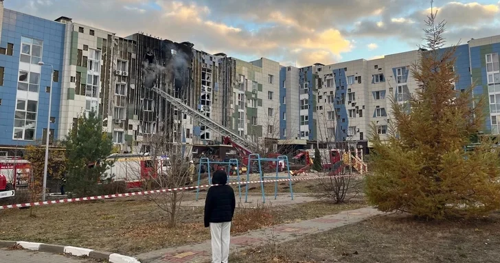 В России беспилотник повредил многоквартирный дом