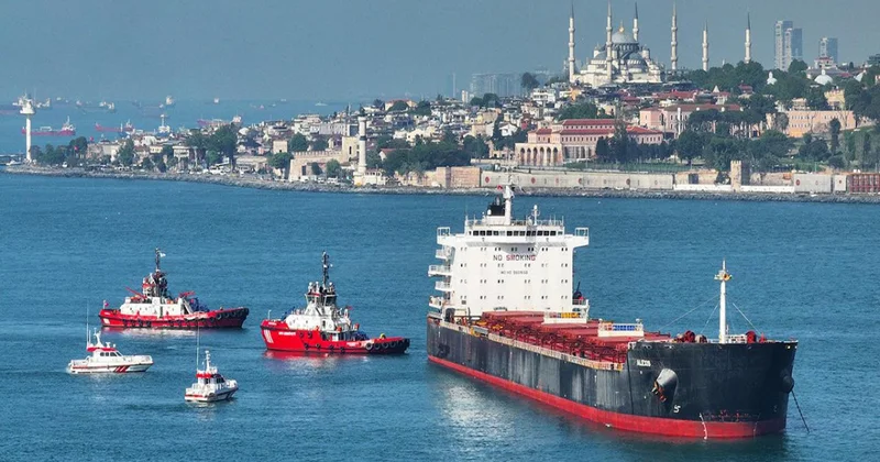 İstanbul boğazında sərnişin bərəsi yük gəmisi ilə toqquşub