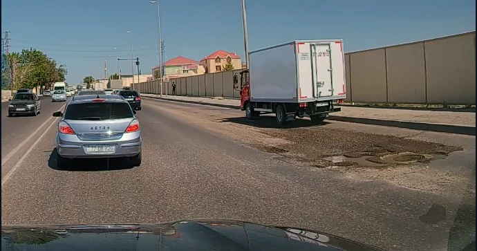 Zabratda yol dağılıb, düzəldən yoxdur: Avtomobillərə ziyan dəyir VİDEO