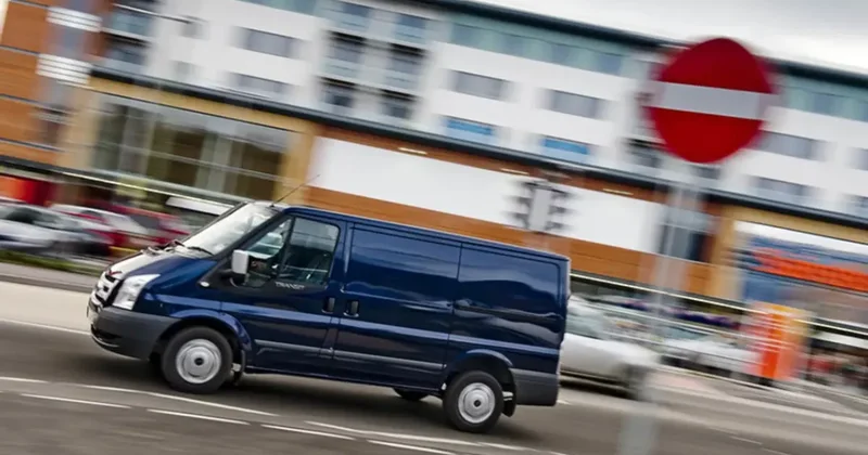 В Забрате Ford Transit влетел в HOWO: есть погибший