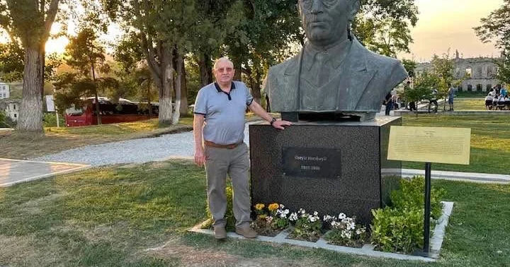 Dahi bəstəkarın bu büstünü Eldar Həsənov qoydurub