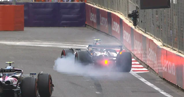 Formula 1 pilotunun bolidi tüstülədi Foto