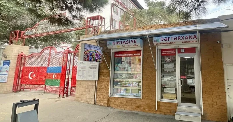 Memardan türkcə reklam lövhələrinə etiraz Foto