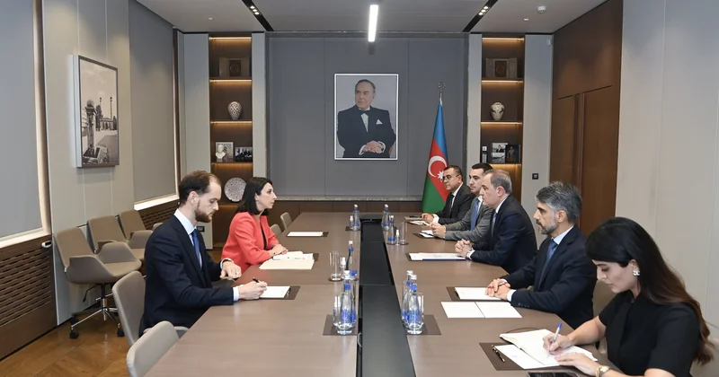 Fransanın yeni səfiri etimadnaməsinin surətini Ceyhun Bayramova təqdim edib