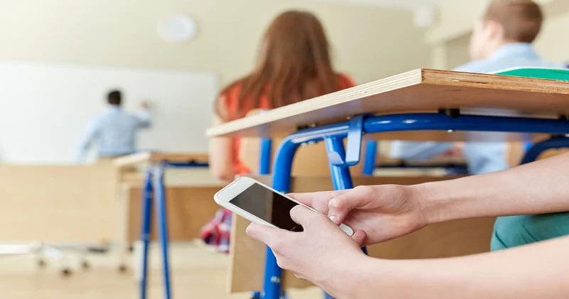 Məktəblərdə telefon qadağası nəticə verəcəkmi? (ŞƏRH)