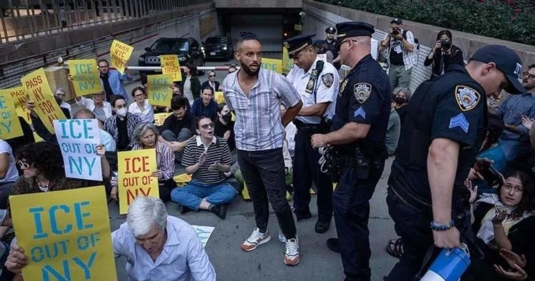 Nyu Yorkda miqrantlarla bağlı etiraz aksiyası 70 dən çox adam saxlanıldı