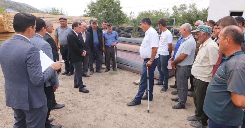 Qazaxda doludan zərərçəkən sakinlərə dam örtüyü materialları verilir