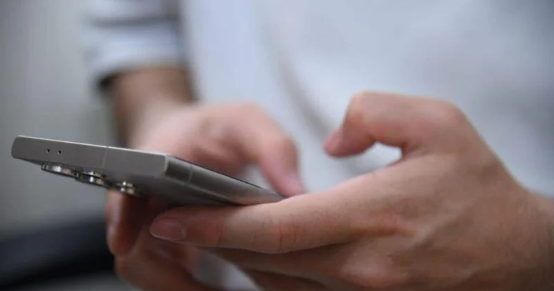 Telefon bədənimizi dəyişir? Uzunmüddətli istifadənin gizli təhlükələri VİDEO