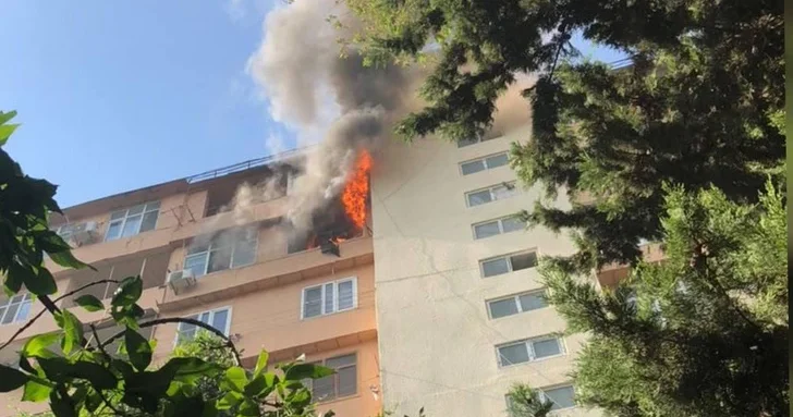 Сильный пожар произошел в жилом доме в Баку